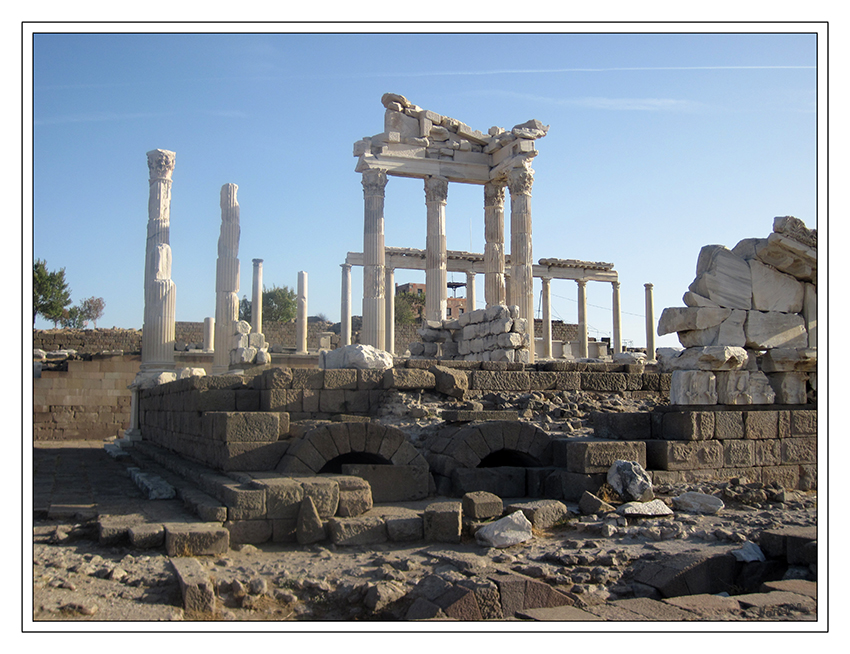 Pergamon
Das Trajaneum war ein auf der höchsten Stelle der Akropolis von Pergamon errichteter Tempel für den römischen Kaiser Trajan und Zeus Philios.
Schlüsselwörter: Türkei Pergamon