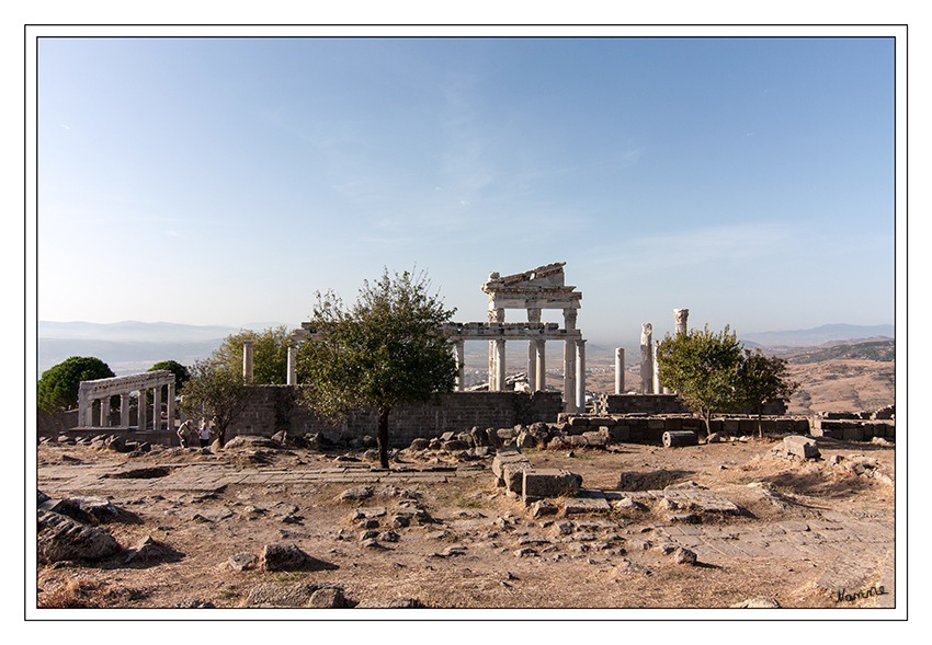 Pergamon
Die Bebauung erhebt sich zu Füßen, an den Hängen und auf der Hochfläche der Akropolis, deren Kern aus einem etwa 335 Meter hohen, tafelbergförmigen Massiv aus Andesitgestein besteht. 
Schlüsselwörter: Türkei Pergamon