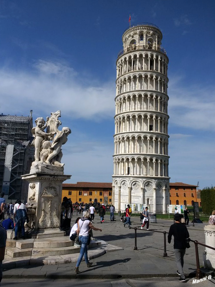 Schiefer Turm von Pisa
Der Turm war als freistehender Glockenturm (Campanile) für den Dom in Pisa geplant. 12 Jahre nach der Grundsteinlegung am 9. August 1173, als der Bau bei der dritten Etage angelangt war, begann sich der Turmstumpf in Richtung Südosten zu neigen. Daraufhin ruhte der Bau rund 100 Jahre. Die nächsten vier Stockwerke wurden dann mit einem geringeren Neigungswinkel als dem bereits bestehenden gebaut, um die Schieflage auszugleichen. Danach musste der Bau nochmals unterbrochen werden, bis 1372 auch die Glockenstube vollendet war.
laut Wikipedia 
Schlüsselwörter: Italien