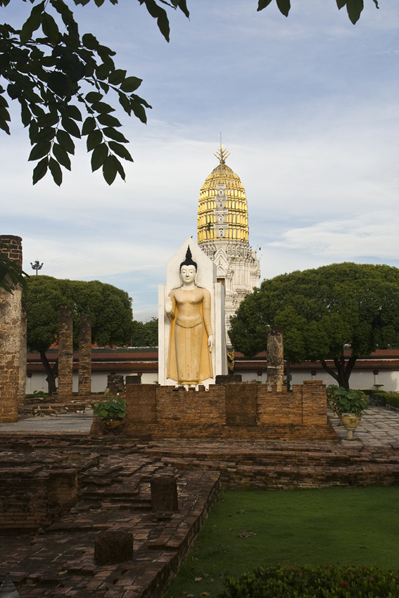 Wat Mahathet
Wat Phra Sri Rattana Mahathat Maha Worawihan, im Volksmund kurz Wat Yai, Großer Tempel, genannt, ist eine bedeutende buddhistische Tempelanlage (Wat) in der Provinzhauptstadt Phitsanulok, Nordthailand. Sie ist ein Königlicher Tempel Erster Klasse.

laut Wikipedia
Schlüsselwörter: Thailand