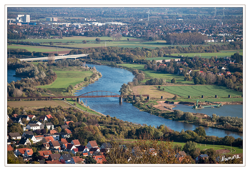 Ausblick
Vom Kaiser-Wilhelm-Denkmal aus bieten sich oftmals gute Aussichtsmöglichkeiten.
Blick nach Nordosten mit Grüner Brücke Neesen (alte Eisenbahnbrücke), Brücke der B 65 (hinten) und jenseits des Flusses liegender Ortschaft Neesen.
Schlüsselwörter: Porta Westfalica Kaiser-Wilhelm-Denkmal