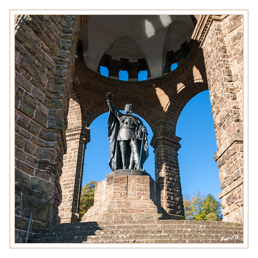 Kaiser-Wilhelm-Denkmal
bei der Stadt Porta Westfalica im nordrhein-westfälischen Kreis Minden-Lübbecke ist ein Kaiser-Wilhelm-Denkmal oberhalb dem Weser-Durchbruchstal Porta Westfalica, dem „Tor nach Westfalen“. Das insgesamt rund 88 m hohe Denkmal ist bereits aus großen Entfernungen zu erkennen.
Schlüsselwörter: Porta Westfalica Kaiser-Wilhelm-Denkmal