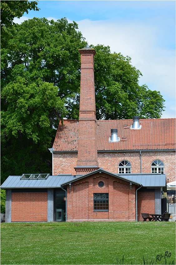 Marstall
Der zwischen 1821 und 1824 errichtete Marstall diente Malte zu Putbus als Pferdestall.
Zum Umfeld des Marstalls gehört die alte Schmiede ( im Vordergrund)
Schlüsselwörter: Pottbus Marstall