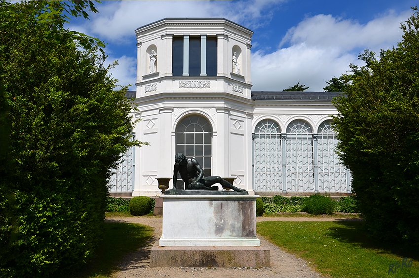 Orangerie im Schlosspark
Vorderseite der Orangerie mit der Skulptur des „Sterbenden Galliers“ aufgestellt 1865
Schlüsselwörter: Pottbus Orangerie