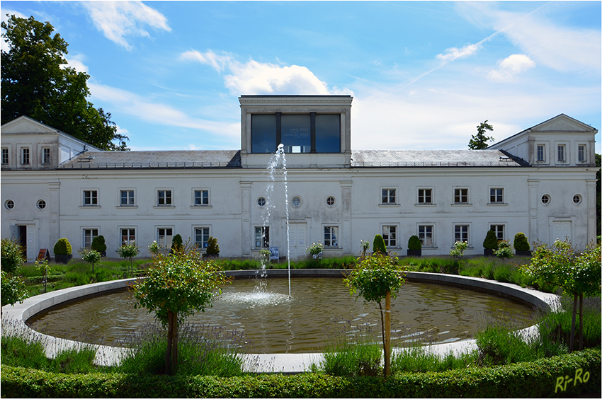 Orangerie im Schlosspark
zu Putbus 
1816 erbaut umgebaut 1853 vom Architekt Friedrich August Stüler
Schlüsselwörter: Pottbus Orangerie