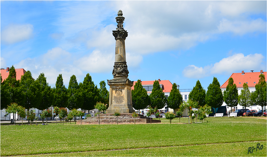 Kriegerdenkmal
Das Kriegerdenkmal auf dem Marktplatz in Putbus
Der Marktplatz ist rechteckig angelegt und wird von klassizistischen Gebäuden umrahmt.
Schlüsselwörter: Pottbus Kriegerdenkmal