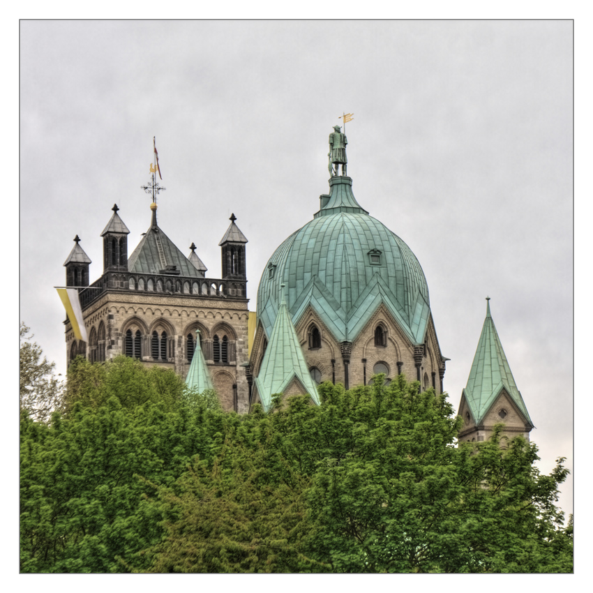 Ausschnitt
Quirinus Münster Neuss
Nach dem Brand von 1741 erhielt der Ostturm eine Barockkuppel mit dem Standbild des Schutzpatrons St. Quirinus.
Schlüsselwörter: Quirinus Münster Neuss