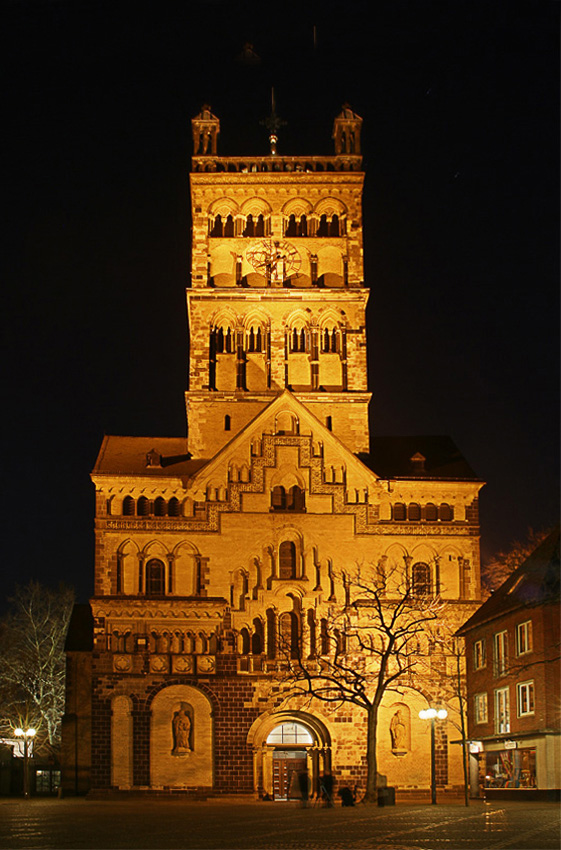 Reload - Quirinus Münster 
Das Wahrzeichen der Stadt Neuss ist eine der bedeutendsten spätromanischen Kirchen am Niederrhein
Schlüsselwörter: Quirinus     Münster     Kirche