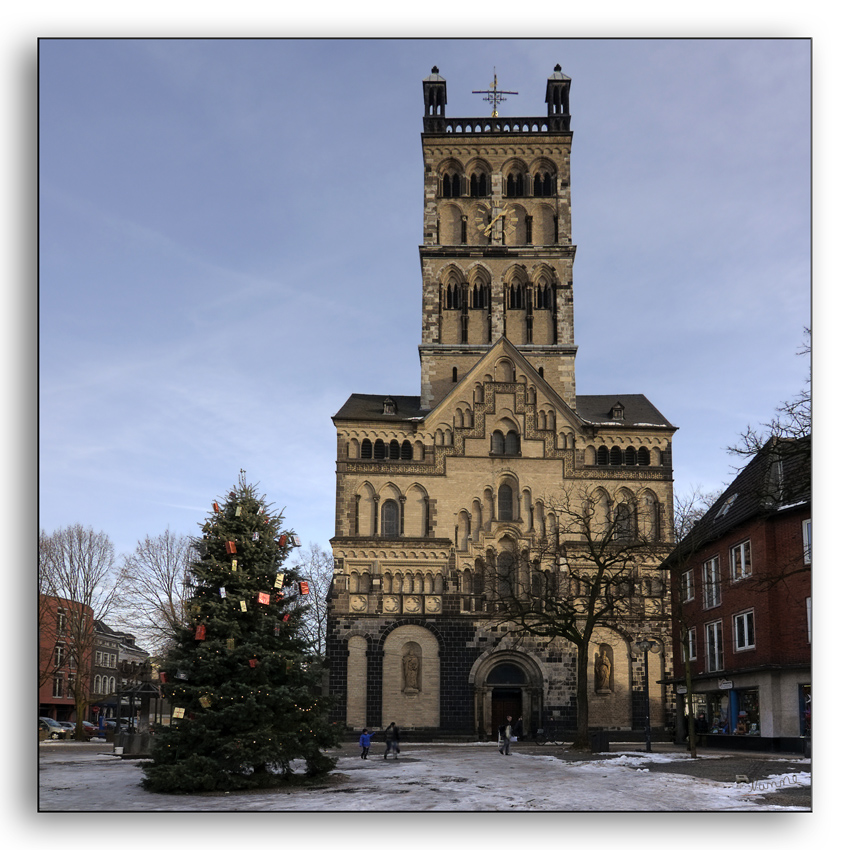 Quirinus Münster
Das imposante Wahrzeichen der Stadt Neuss ist eine der bedeutendsten spätromanischen Kirchen am Niederrhein. Die Emporenbasilika wurde in den Jahren 1209 – 1230 erbaut. 
Schlüsselwörter: Quirinus Münster Neuss
