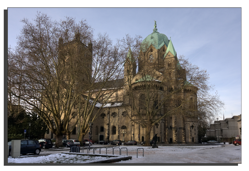 Quirinus-Münster, Choransicht
Das Quirinusmünster ist eine von zwölf Kirchen im Erzbistum Köln, die den Ehrentitel "Basilica minor" tragen. Diese Bezeichnung wird nur vom Papst an bedeutende Kirchen verliehen.
Schlüsselwörter: Quirinus Münster Neuss