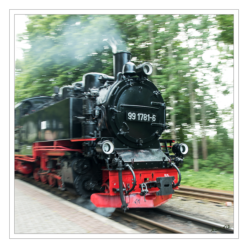 Rasender Roland
Nostalgische Dampflokomotiven und restaurierte historische Waggons auf Schmalspurgleisen: Was klingt wie eine reine Museumsbahn, ist fester Bestandteil des Nahverkehrssystems auf der Ostseeinsel Rügen und eine Attraktion für Touristen. Von 8 bis 20 Uhr fährt der "Rasende Roland" täglich mindestens alle zwei Stunden im Südosten der Insel auf der Strecke zwischen Putbus und Göhren. laut ndr.de
Schlüsselwörter: Rügen, Binz, Rasender Roland