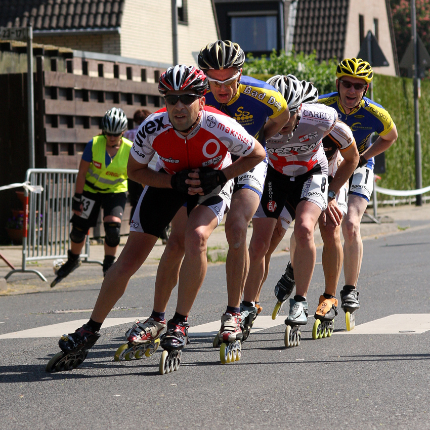 Impressionen Speedskater
Straßenrennen -Spurt in den Mai- Büttgen 
Für die Zuschauer war es ein interessanter und kurzweiliger Wettbewerb, für den Skatesport wurde die Möglichkeit genutzt, die Facette des Speedskatens etwas deutlicher in der Öffentlichkeit zu beleuchten.
Schlüsselwörter: Straßenrennen Büttgen Speedskater