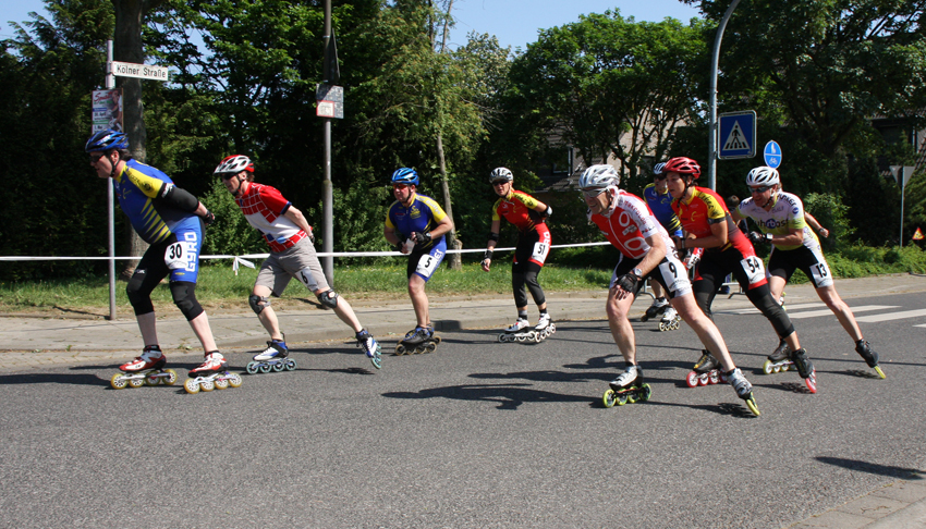 Impressionen Speedskater
Straßenrennen -Spurt in den Mai- Büttgen 
Genau wie beim Radrennen versucht man im Windschatten des Vorläufers zu bleiben um Energie zu sparen.
Schlüsselwörter: Straßenrennen Büttgen Speedskater