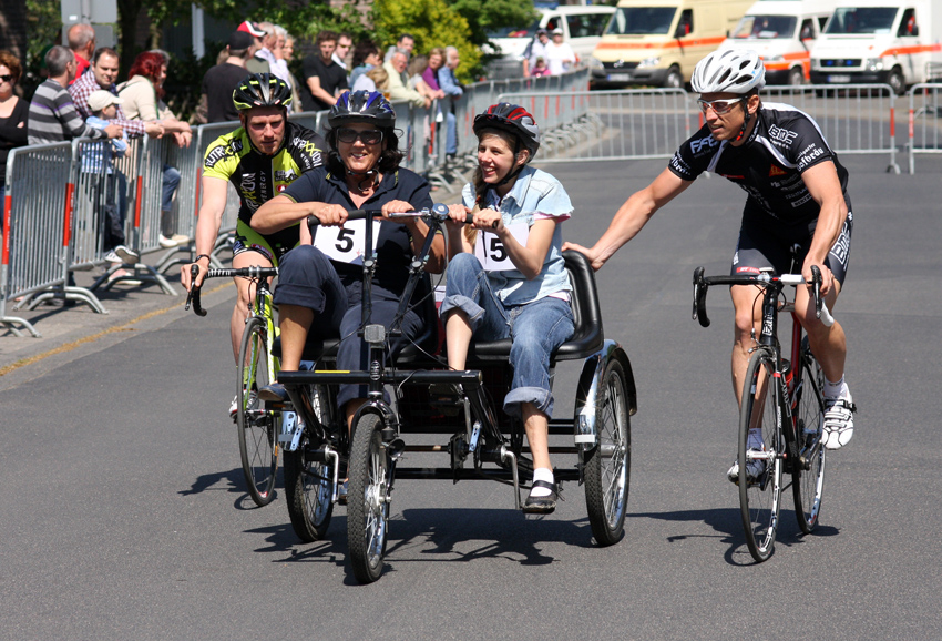 Impressionen Tandem
Straßenrennen -Spurt in den Mai- Büttgen 
Ihre Solidarität zur Aktion zeigten die Sechstagefahrer Alexander Aeschbach, Erik Mohs und Robert Bengsch. Sie begleiteten die Tandems auf ihren Rennrädern und schoben sogar die Initiatorin der Aktion, Jutta Zülow, und ihre Partnerin Eva-Maria Niebur an. Mit einem Speichenbruch waren die beiden im Nachteil.
Schlüsselwörter: Straßenrennen Tandem Jutta Zülow