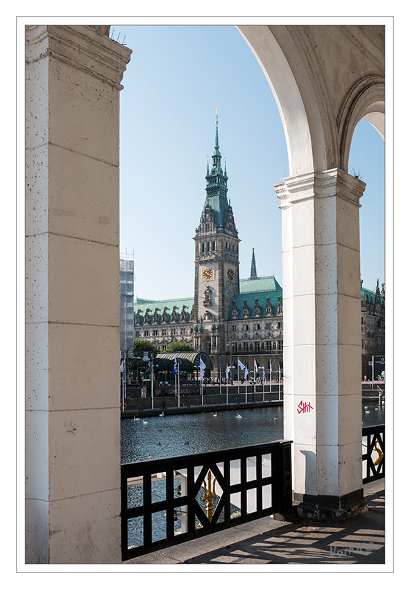 Hamburg - Rathaus
Das architektonisch prachtvolle Gebäude an der Binnenalster wurde zwischen den Jahren 1886 und 1897 durch verschiedene Baumeister im historistischen Stil der Neorenaissance errichtet. Der Turm hat eine Höhe von 112 m und ist damit eine markante Landmarke im Hamburger Stadtbild. laut Wikipedia
Schlüsselwörter: Hamburg, Rathaus