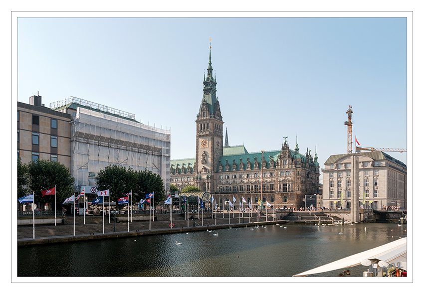 Hamburg - Rathaus
Das Hamburger Rathaus ist der Sitz der Bürgerschaft (Parlament) und des Senats (Landesregierung) der Freien und Hansestadt Hamburg. laut Wikipedia
Schlüsselwörter: Hamburg, Rathaus