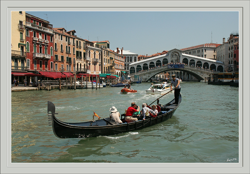 Rialtobrücke
Die Rialtobrücke (italienisch Ponte di Rialto) in Venedig ist eines der bekanntesten Bauwerke der Stadt. Die Brücke führt über den Canal Grande und hat eine Länge von 48 m, eine Breite von 22 m und eine Durchfahrtshöhe von 7,50 m. Die lichte Weite des einzigen Bogens beträgt 28,8 m.
Schlüsselwörter: Venedig Italien