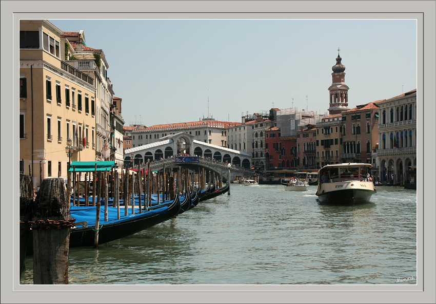 Rialtobrücke
Zwischen 1588 und 1591 wurde sie von Antonio da Ponte unter dem Dogen Pasquale Cicogna errichtet (Inschriften und Wappen an den Seiten erinnern daran) und am 20. März 1591 für den Verkehr freigegeben. Sie war bis zum Bau der Accademia-Brücke 1854 der einzige Fußweg über den Canal Grande.
Schlüsselwörter: Venedig Italien