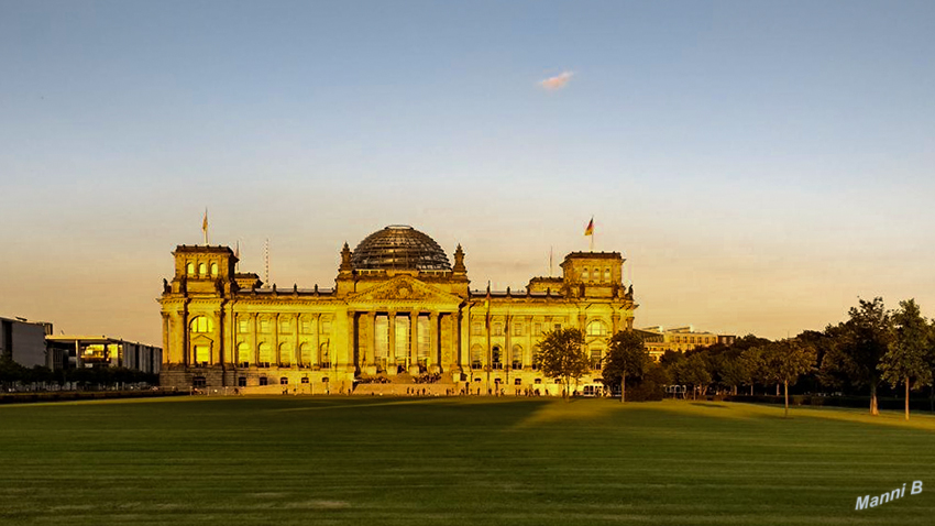 Reichstag
Das Reichstagsgebäude (kurz: Reichstag; offiziell: Plenarbereich Reichstagsgebäude) am Platz der Republik in Berlin ist seit 1999 Sitz des Deutschen Bundestages. Die Bundesversammlung tritt hier seit 1994 zur Wahl des deutschen Bundespräsidenten zusammen. laut Wikipedia
Schlüsselwörter: Berlin, Reichstag