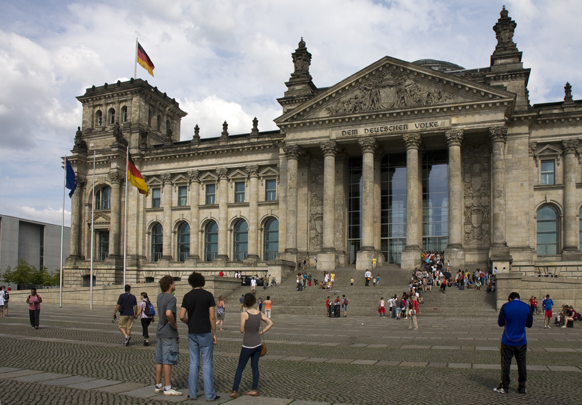 Reichstag
Er beherbergte bis 1918 den Reichstag des Deutschen Kaiserreichs und anschließend das Parlament der Weimarer Republik. Durch den Reichstagsbrand von 1933 und durch Auswirkungen des Zweiten Weltkriegs schwer beschädigt, wurde das Gebäude in den 1960er Jahren in modernisierter Form wiederhergestellt und von 1991 bis 1999 noch einmal grundlegend umgestaltet
Schlüsselwörter: Reichstag