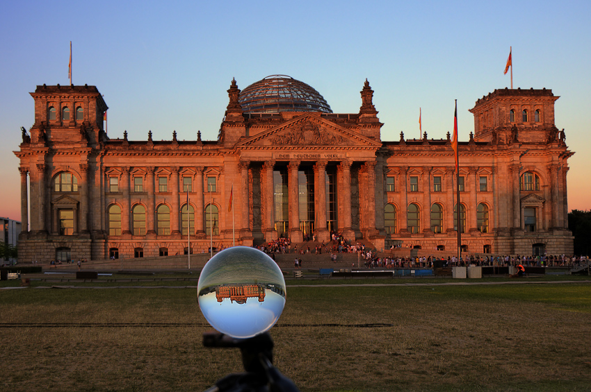 Abends wenn es dunkel wird
Hier mit einer Spiegelung in der Kristallkugel.                              Der Reichstag zählt zu den markantesten und interessantesten Sehenswürdigkeiten von Berlin.
Schlüsselwörter: Reichstag