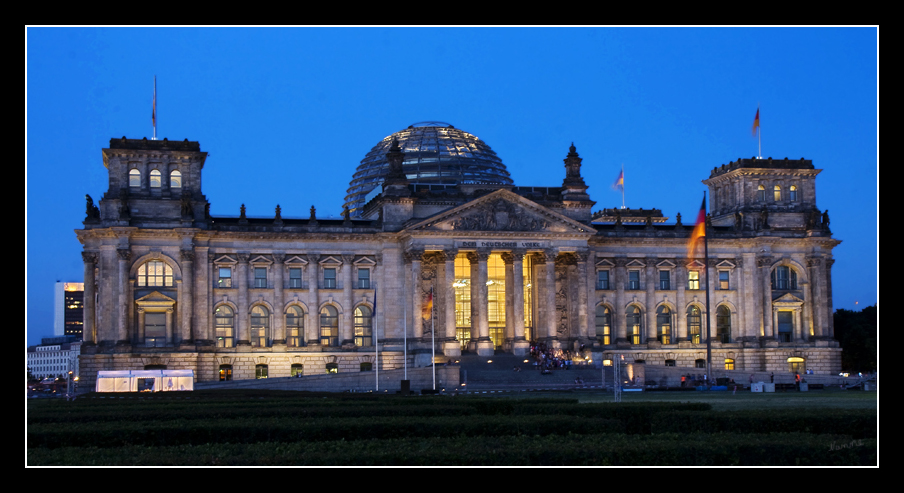 Reichstag
Nach dem Umzug des Regierungssitzes nach Berlin wurde der Reichstag auch wieder Heimat des deutschen Parlamentes, dem Bundestag.
Schlüsselwörter: Reichstag