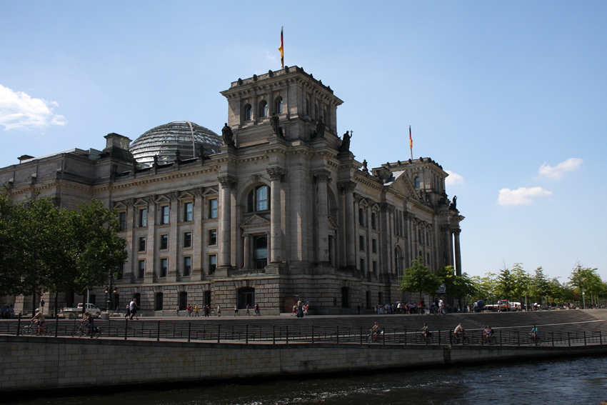 Blick vom Wasser
auf den Reichstag
Das Reichstagsgebäude in Berlin ist seit 1999 Sitz des Deutschen Bundestages. Auch die Bundesversammlung tritt hier seit 1994 in der Regel alle fünf Jahre zur Wahl des deutschen Bundespräsidenten zusammen.
Schlüsselwörter: Reichstag