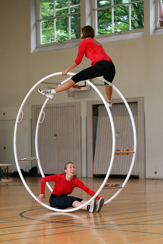 Rhönradvorführung
beim Schnuppertag der TG Neuss 2008
Schlüsselwörter: Rhönrad     Schnuppertag     TG Neuss