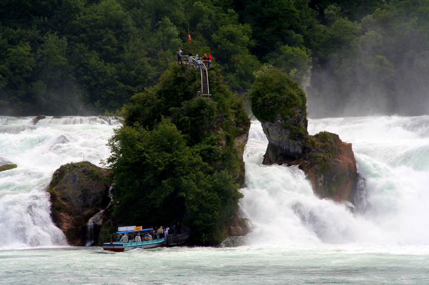 Rheinfall bei Neuhausen
Lohnenswert ist auch eine Fahrt zum mittleren Felsen, der bestiegen werden kann.
Schlüsselwörter: Rheinfall     Neuhausen     Insel