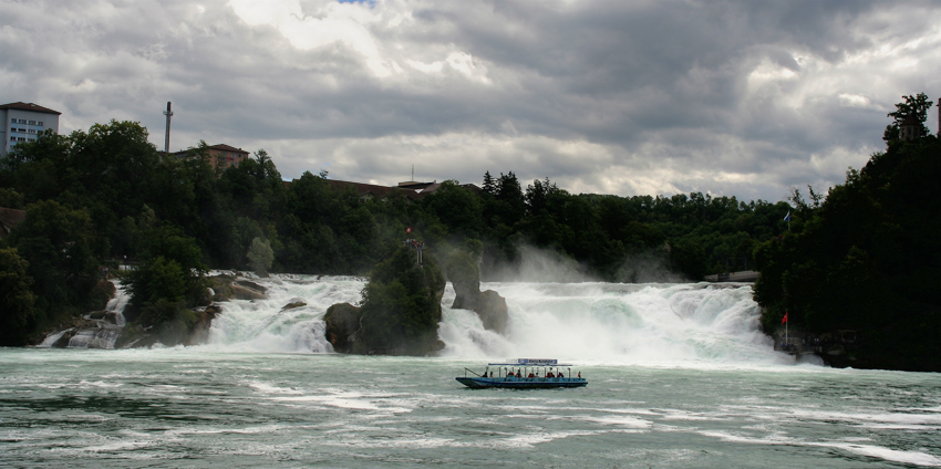 Rheinfall bei Neuhausen l
Über eine Breite von 150m stürtzen die Wassermassen aus 23m Höhe über die Felsen
Schlüsselwörter: Rheinfall     Neuhausen     