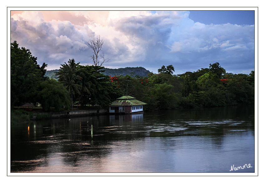 On the River
Bootstour abends zur Brücke am Kwai
Vorbei an wunderschöner Landschaft
Schlüsselwörter: Thailand Brücke Kwai