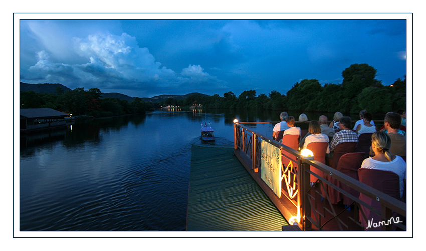 On the River
Bootstour abends zur Brücke am Kwai
Vorne das kleine Boot zog uns.
Schlüsselwörter: Thailand Brücke Kwai