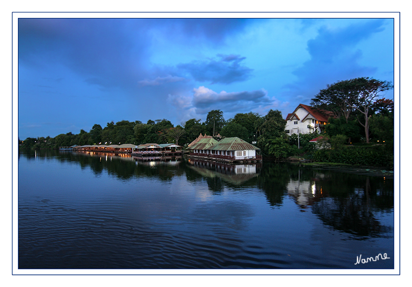 On the River
Bootstour abends zur Brücke am Kwai
Vorbei an wunderschöner Landschaft
Schlüsselwörter: Thailand Brücke Kwai