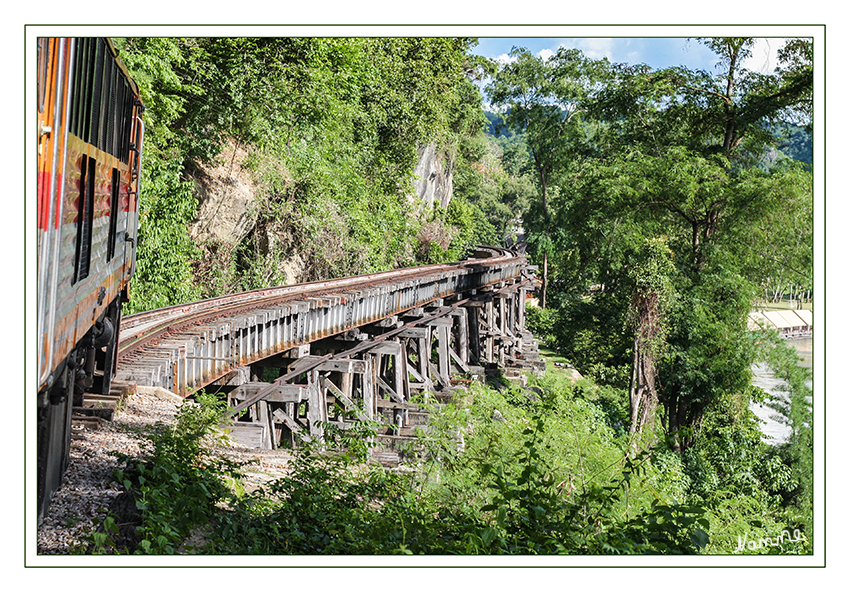 Thailand-Burma Eisenbahn      Death Railway
Der Abstand zu den Felsen ist so gering, da die Steine oftmals mühselig per Hand aus den Felsen gebrochen wurden und die Arbeiter unter enormen Zeitdruck standen
laut Foto-Thailand.de
Schlüsselwörter: Thailand Brücke Kwai Todesbahn