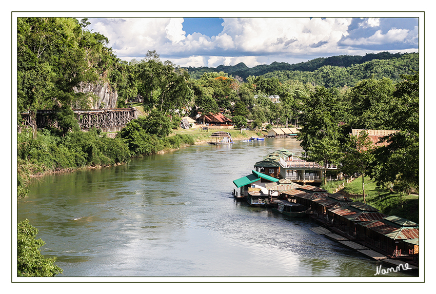 Thailand-Burma Eisenbahn      Death Railway
Zu den Attraktionen der Fahrt mit der Todesbahn zählt das Wang-Po-Viadukt. Diese Holzbrücke wurde so nahe der steil aufragenden Felsen errichtet, dass keine Hand zwischen die Todesbahn und die Felsen passt.
laut Foto-Thailand.de
Schlüsselwörter: Thailand Brücke Kwai Todesbahn