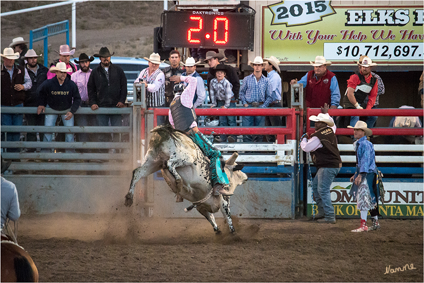 Bullen reiten
Bull Riding - hier muss sich der Reiter möglichst lange auf dem Tier halten, ohne abgeworfen zu werden. 
laut travelworldonline.de
Schlüsselwörter: Rodeo Bullen reiten Bull riding