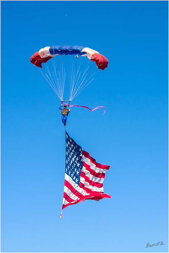 Rodeo - Fallschirmspringer
Zur Eröffnung landete ein Fallschirmspringer mit Fahne unter großem Beifall in der Arena.
Schlüsselwörter: Rodeo Fallschirmspringer