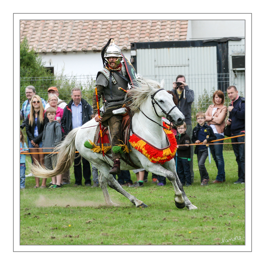 Römerfest
hier fand auch eine Kavallerievorführung statt.
Schlüsselwörter: Römerfest Xanten Schwerter Brot und Spiele