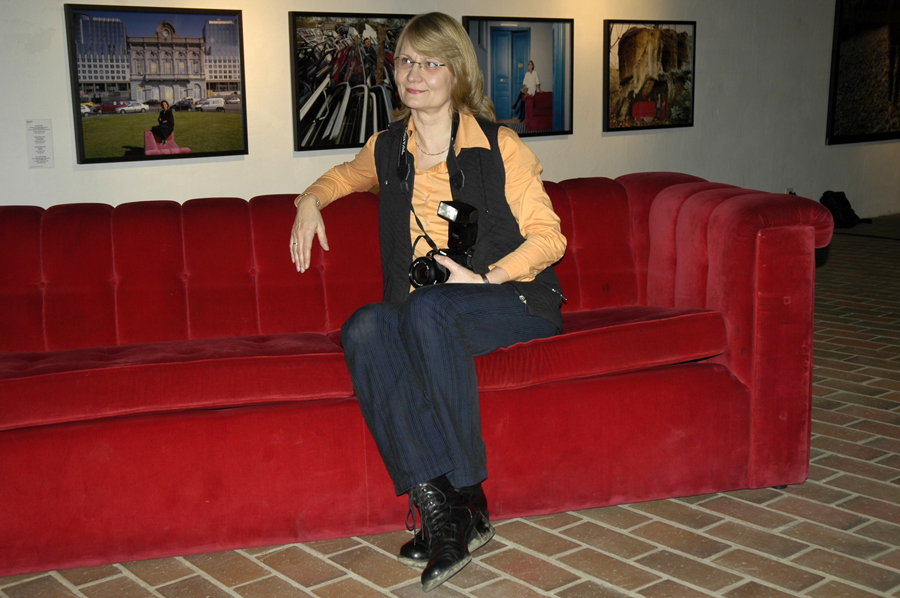 Rote Couch l
Auf der berühmten Couch des Künstlers "Horst Wackerbarth", der bis jetzt schon über 600 Menschen auf der Couch fotografiert und interviewt hat.
Schlüsselwörter: Rote Couch, Horst Wackerbarth,