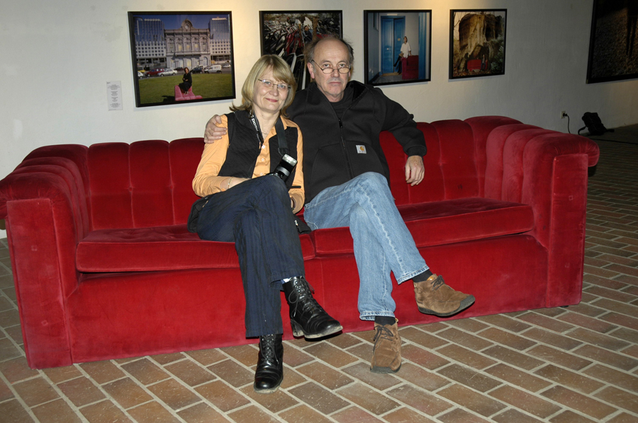 Rote Couch ll
Mit dem Künstler "Horst Wackerbarth" auf seiner berühmten "Roten Couch".
Schlüsselwörter: Rote Couch, Horst Wackerbarth,