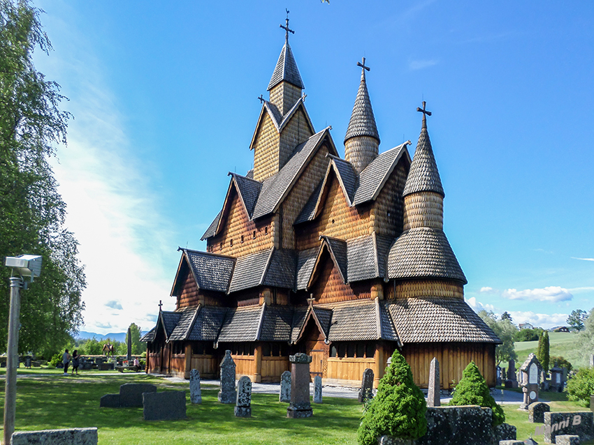 Norwegen - Stabkirche
Ein wichtiges Kennzeichen der Stabkirchen ist – außer der Dachmastenkonstruktion – generell die Vertikalität des Kirchengebäudes: Die Holzteile stehen senkrecht, im Gegensatz zu den Blockbauten, in den die hölzernen Teile waagerecht liegen.
Die meisten Stabkirchen stehen heute in Norwegen. 28 der insgesamt 33 Stabkirchen dieses Landes gelten als authentisch, weil ein erheblicher Anteil an Bausubstanz aus dem Mittelalter erhalten geblieben ist.
laut Wikipedia
Schlüsselwörter: Norwegen, Kirche