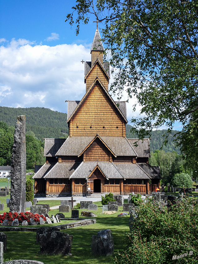 Norwegen - Stabkirche
Stabkirchen oder Mastenkirchen sind hölzerne Kirchen, die als Stabbau konstruiert wurden. Der Stabbau ist ein Tragwerk aus senkrecht stehenden Masten, den sogenannten Stäben, auf denen die gesamte Dachkonstruktion ruht. Stabkirchen kamen hauptsächlich in Skandinavien vor.
laut Wikipedia
Schlüsselwörter: Norwegen, Kirche