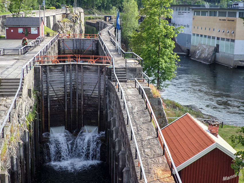 Ulefoss sluser
Die Tore aus massivem Eichenholz, die einfache Mechanik zum Öffnen und Schliessen von Hand, resp. Muskelkraft bedienbar. Einfach, und genial die Technik, wie die Tore, vor über 100 Jahren konstruiert wurden. 
laut geo.de

Schlüsselwörter: Norwegen, Langesund Ulefoss sluser