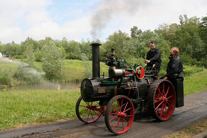 Dampflokomotive
Auf dem kleinen Rundkurs
Zeche Hannover - Bochum
Schlüsselwörter: DampfFestival    Bochum    Dampflokomotive