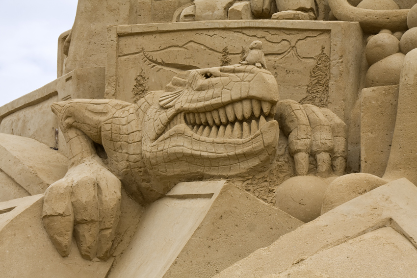 Sandsation 2010
Mit unterschiedlichen Werkzeugen, wozu auch Alltagsgegenstände wie Zahnbürsten, Nagelfeilen und Eisstiele gehören können, schneiden die Künstler Stücke aus dem Sandblock heraus, bis die gewünschte Form erreicht ist. 
Schlüsselwörter: Sandsation             Sandskulpturen