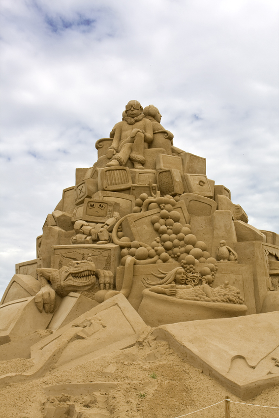 Sandsation
 Carver – die Sandwerker
Die Kunst des Carvens besteht, salopp formuliert, darin, zu verhindern, dass Sandskulpturen durch Wind und Regen Schaden nehmen und einstürzen. Am Anfang steht das sogenannte Compacten. Dabei wird Sand mit Wasser vermengt und mit sehr viel Kraft in spezielle Holzvorrichtungen gepresst. Diese werden dann in gewünschter Weise gestapelt. 
Schlüsselwörter: Sandsation         Sandskulpturen