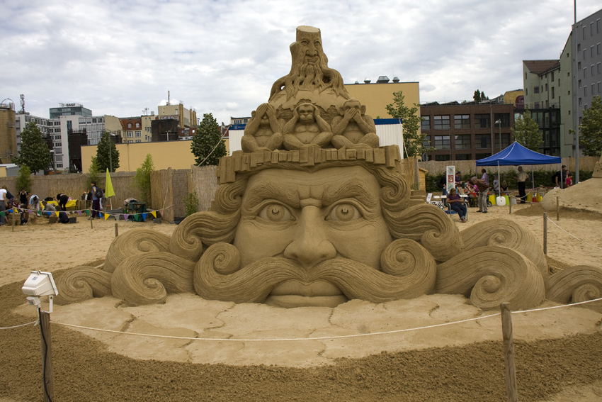 Gesamtbild

Hier kann man gut die Größe erahnen
Schlüsselwörter: Sandsation           Sandskulpturen