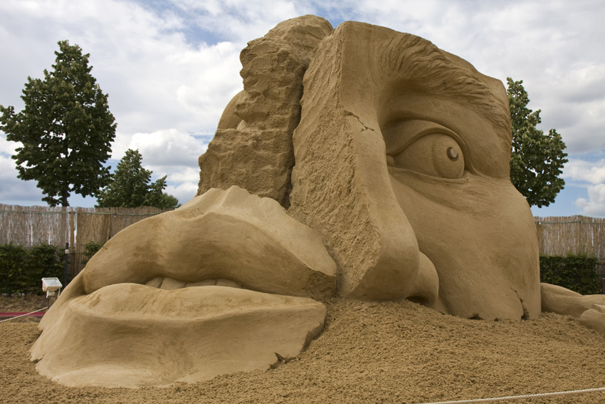 Sandsation
Das 8. Internationale Sandskulpturenfestival SANDSATION lädt im Sommer mehr als 20 Sandkünstler aus aller Welt in die Hauptstadt ein, um Berliner und Touristen gleichermaßen mit ausgefallenen, spektakulären Werken zu begeistern.
Die Skulptur „I listen, I hear, I speak“ von Pavel Mylnikov wurde von der Jury zum Sieger des diesjährigen Skulpturenwettbewerbs bei SANDSATION gekürt.
Schlüsselwörter: Sandsation       Berlin