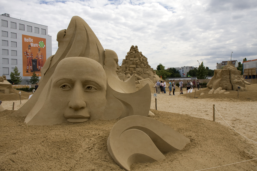 Sandsation
Fantastische, meterhohe Sandskulpturen wollen Groß und Klein in Staunen versetzen.
Schlüsselwörter: Sandsation        Berlin