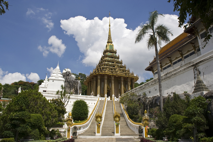 Wat Phraphutthabat
auch Phra Buddha Baht
liegt ungefähr 20km südlich der Stadt Saraburi.
Berühmt ist die Tempelanlage vor allem, weil sie einen Fußabdruck von Buddha hüttet.
